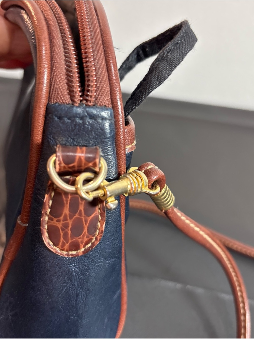 Carryland Vintage Navy and Brown Leather Crossbody 9/13 - Picture 3 of 11